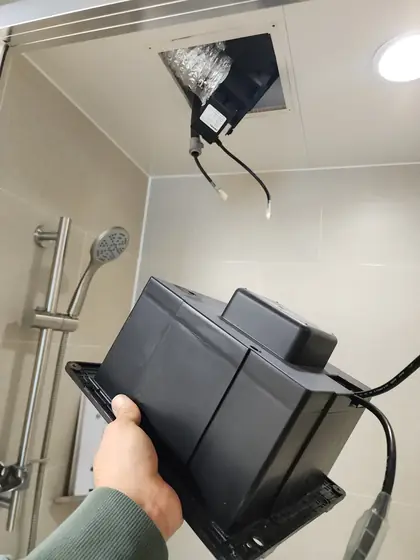 환풍기 고장 집주인 — 새 모터 부품을 손으로 든 모습