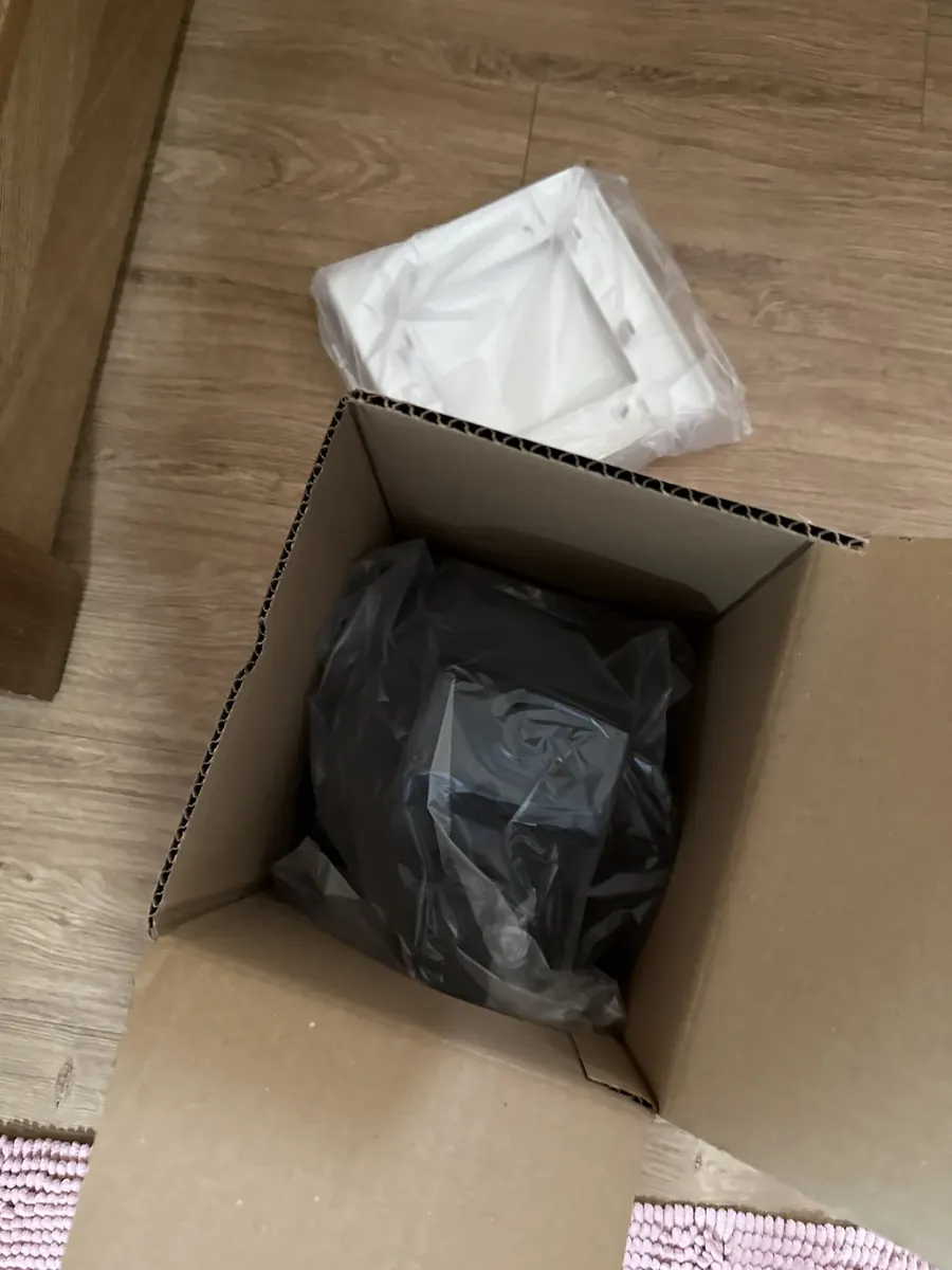 아파트 환풍기 고장 — 새 환풍기를 덕트에 연결하는 모습