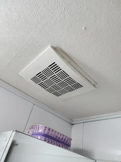 환풍기 고장 세입자 — 천장에 붙은 사각 옛 환풍기