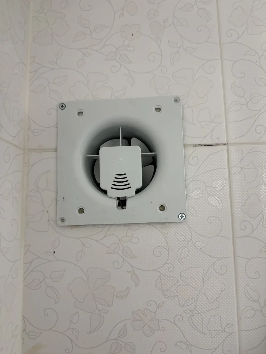욕실 환풍기 고장 — 벽에 자리 잡은 새 환풍기