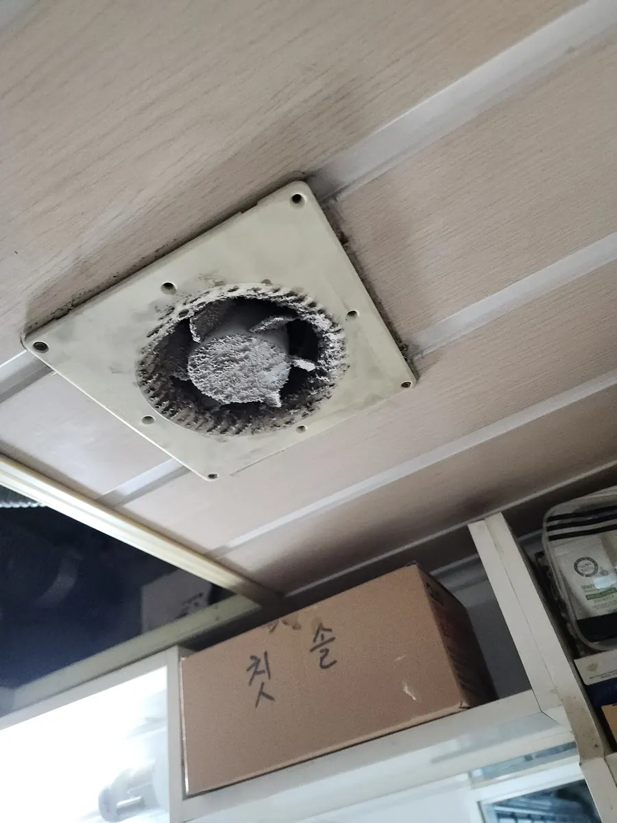 환풍기 고장 수리 — 환풍기를 떼어내 드러난 구멍
