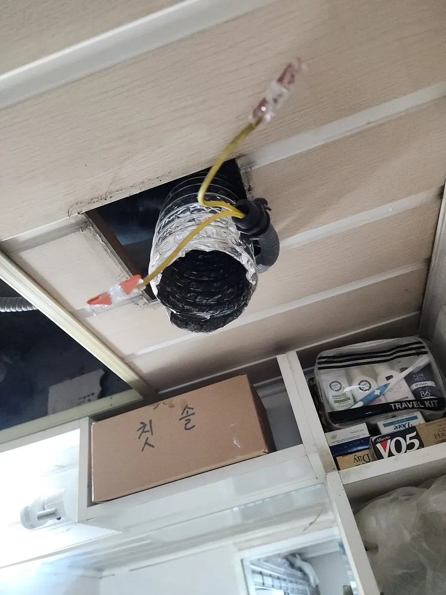 환풍기 고장 수리 — 새 덕트와 전선을 연결하는 모습